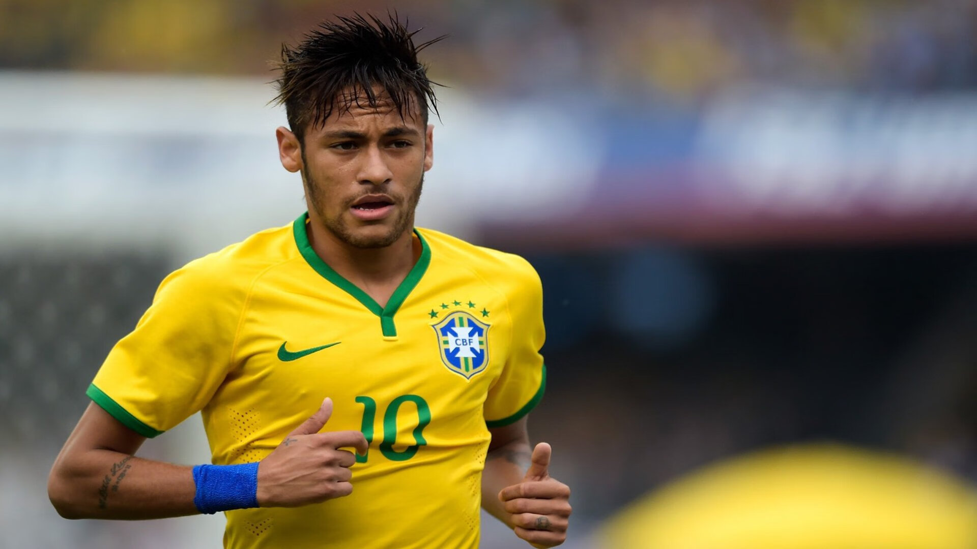 “青少年足球技能大赛激烈角逐，弘扬拼搏精神”，青少年足球实战智慧